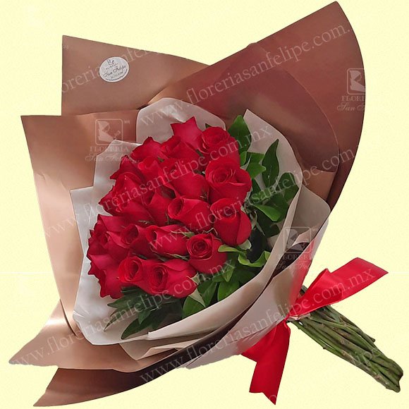 Bouquet Con 24 Rosas Rojas en Papel Dorado